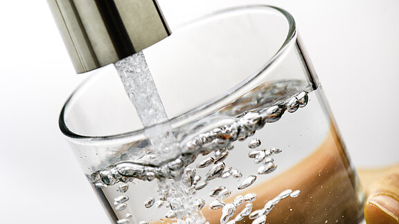 Trinkwasser_aus_Regenwasser_Einfüllen_Wasser_Glas_Wasserhahn.jpg
