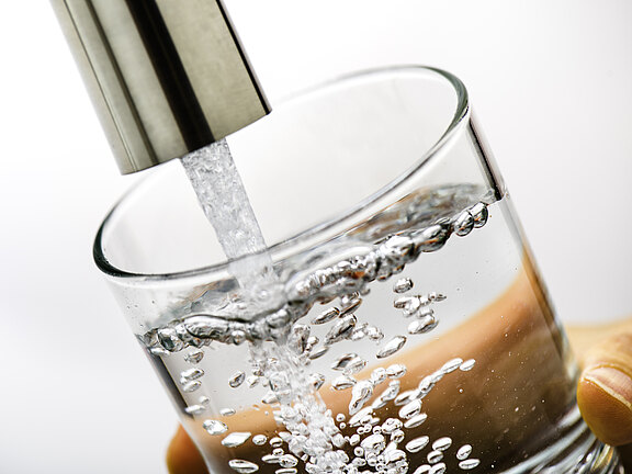 Trinkwasser_aus_Regenwasser_Einfüllen_Wasser_Glas_Wasserhahn.jpg